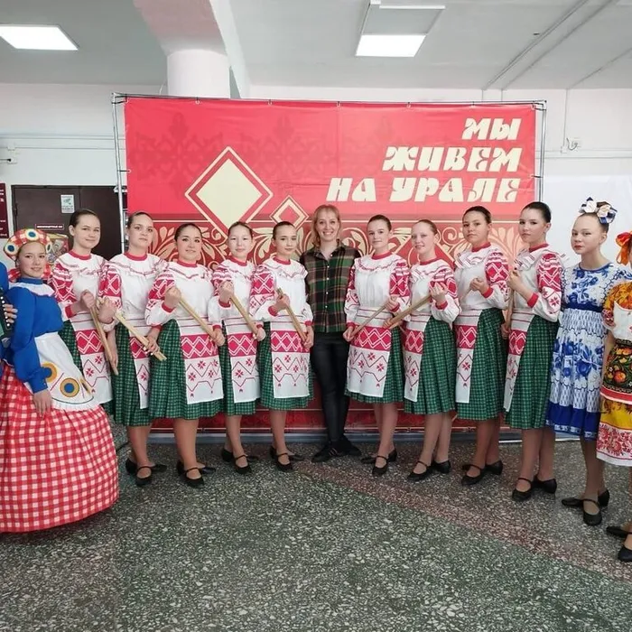Танцевальная студия «Кристалл» под руководством Гуляевой Оксаны Станиславовны приняли участие в XIV Областном конкурсе национальных культур "Мы живём на Урале" г. Красноуфимск.