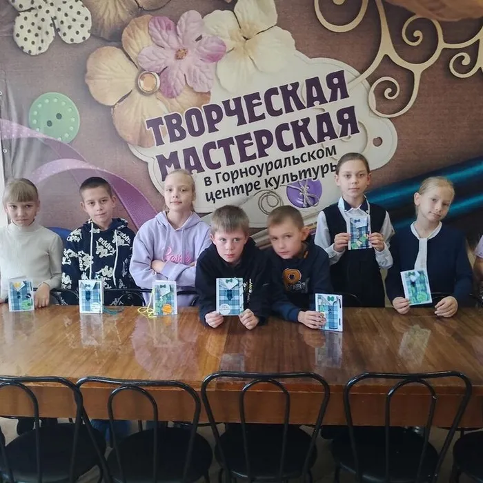 В преддверии Дня отца необычно и творчески папы отметили свой праздник. 18 октября «Творческая мастерская» Горноуральского центра культуры объединила детей и родителей.
