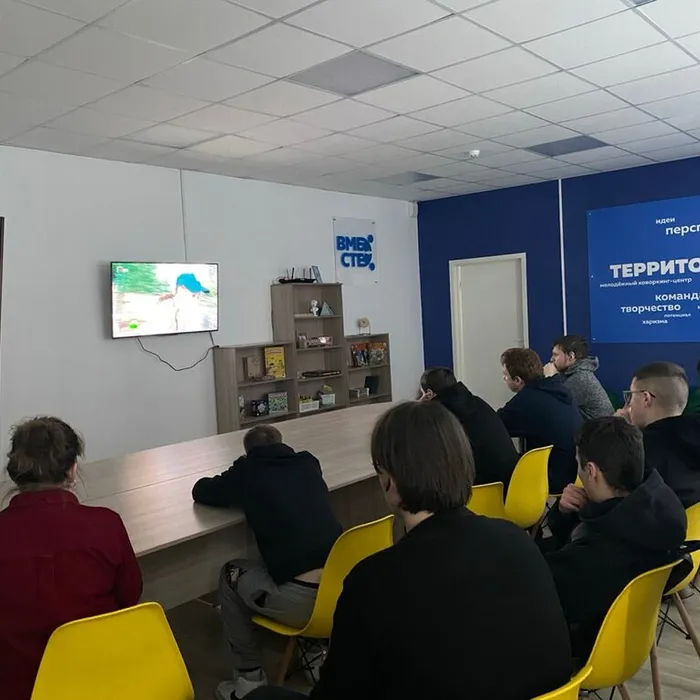 21 февраля в рамках Международного фестиваля документального кино «RT.Док: Время героев» в Горноуральском центре культуры на базе Коворкинг Территория развития п. Горноуральский прошел просмотр и обсуждение фильма «Хочу тишины. Выжить и не сломаться» вместе со студентами Высокогорского многопрофильного техникума с. Лая.