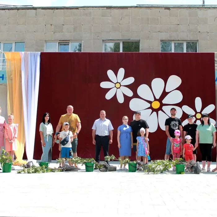 8 июля в п. Горноуральский состоялось грандиозное событие – впервые в истории нашего поселка была разбита необычная аллея - «Зеленая аллея семьи». 