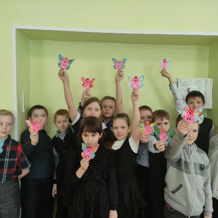 В честь 8 марта Горноуральский центр культуры провёл для детей мастер - класс по изготовлению открыток.