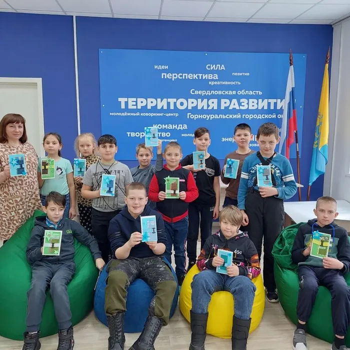 Красивые открытки ко Дню защитника Отечества подготовили учащиеся МАОУ СОШ №24.